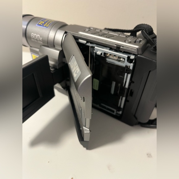 JVC GR-SXM245U Camcorder Camera No Tasted With Charger And Bag , cover takes off - Picture 12 of 16